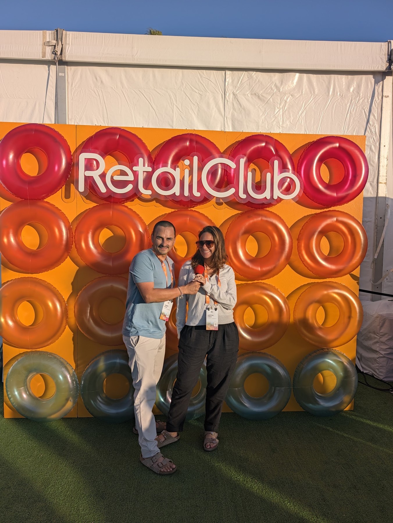 Adrien et Laetitia devant le décor RetailClub.