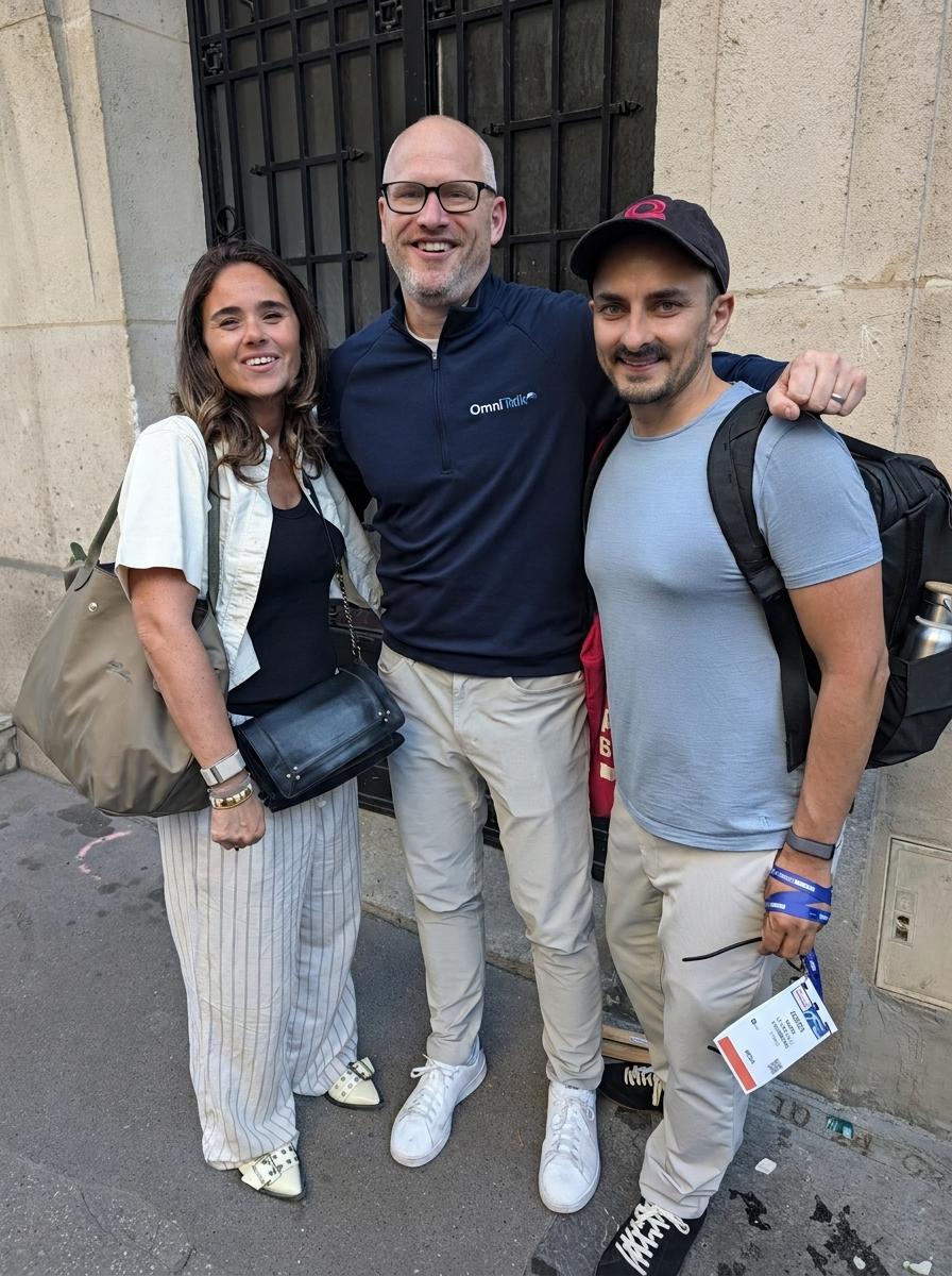 Laetitia et Adrien avec Chris Walton, d’Omni Talk, dans une rue de Paris.